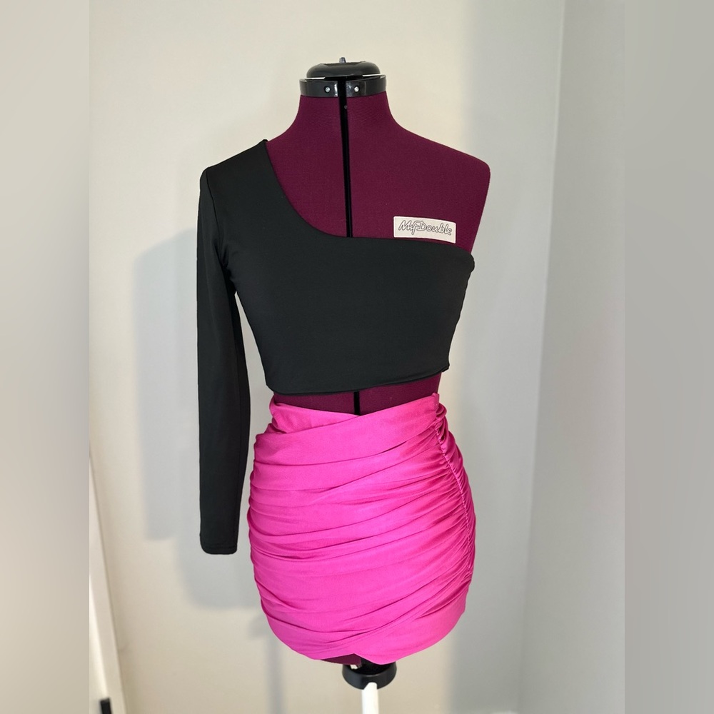 One shoulder crop Top in black